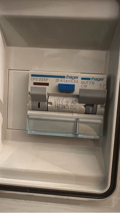 Inversor Huawei SUN2000-3,68 KTL-1 + medidor consumos + quadro proteca