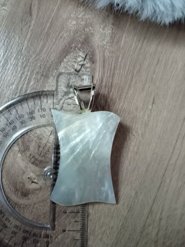Zawieszka srebrna do łańcuszka z ozdobnym kamieniem
