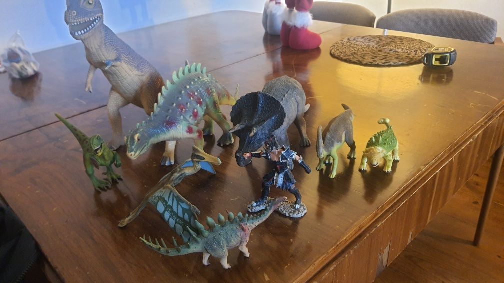 Dinossauros de brincar. Conjunto tem bonecos de várias marcas.