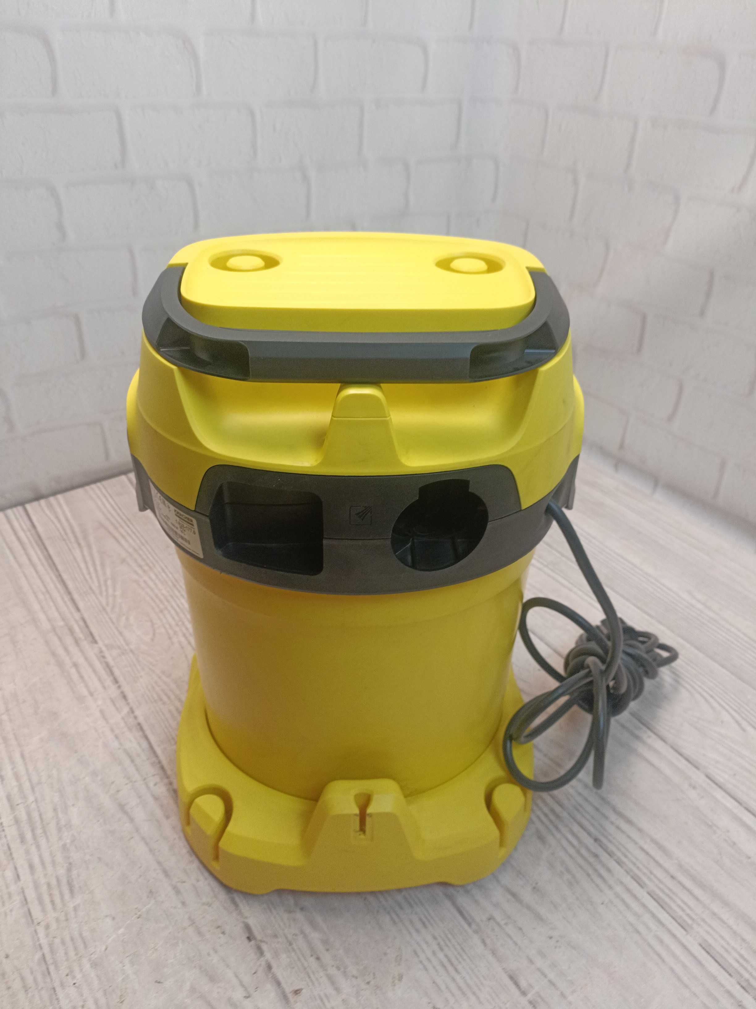 Karcher WD 3 P будівельний пилосос з розеткою, 1000Вт, 17л.