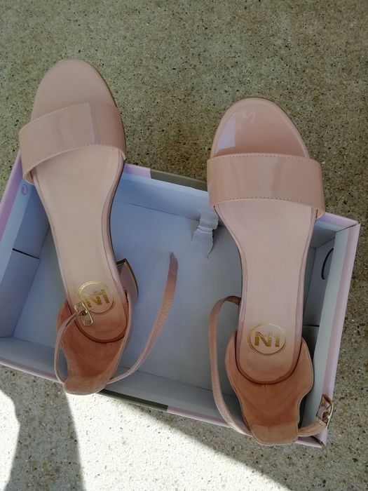 Sandálias N° 37 muito Bonitas e elegantes.