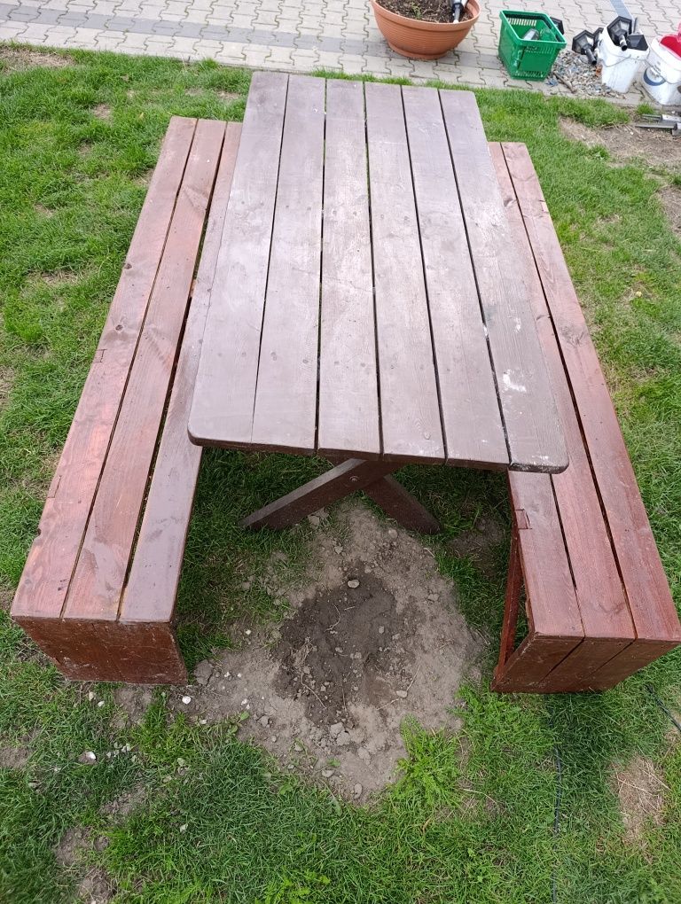 Stół ogrodowy drewniany