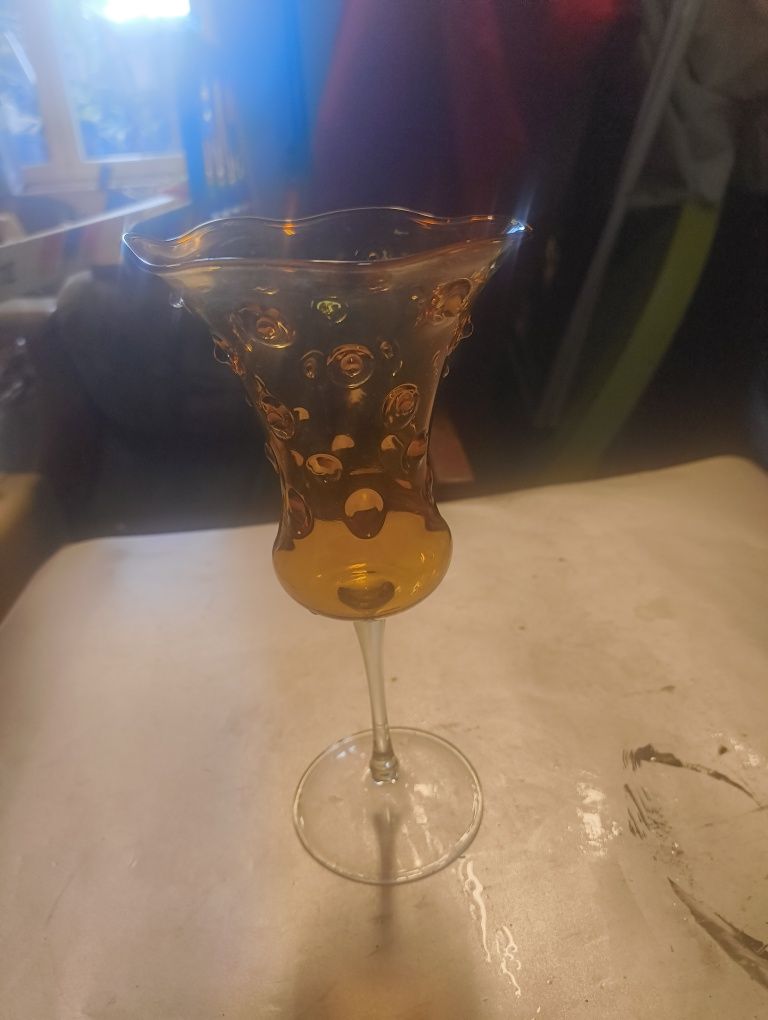 Kieliszek w kolorze bursztynowym