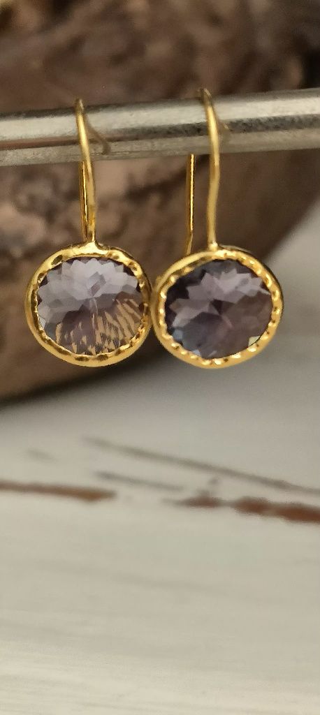 Brincos prata dourada com pedra roxa