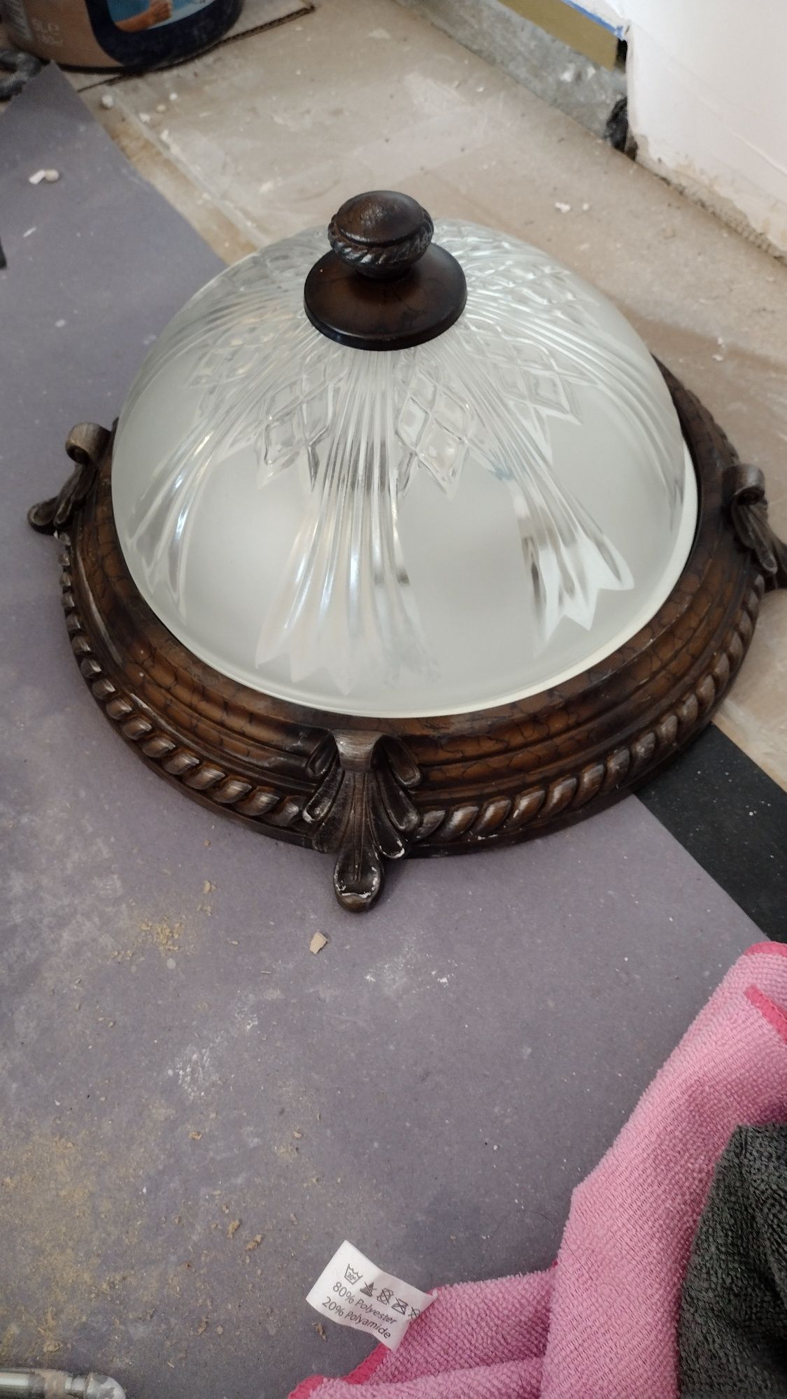 Lampa sufitowa z drewna i szkła