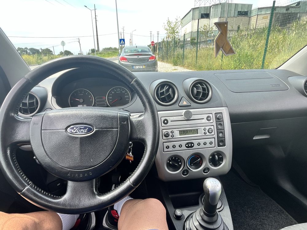 Ford Fiesta carro bom
