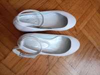 Białe buty do komunii Świętej 37