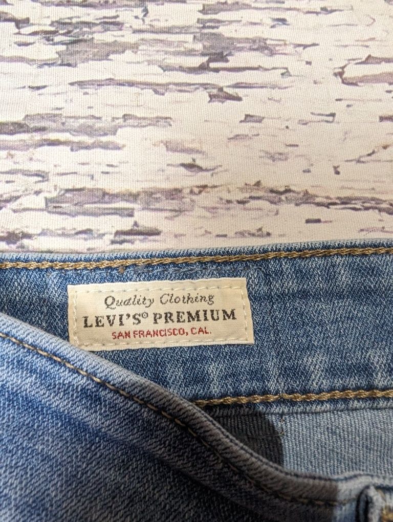 Jasnoniebieskie spodnie jeansowe jeansy Levi's Levis 712 slim w26 l32