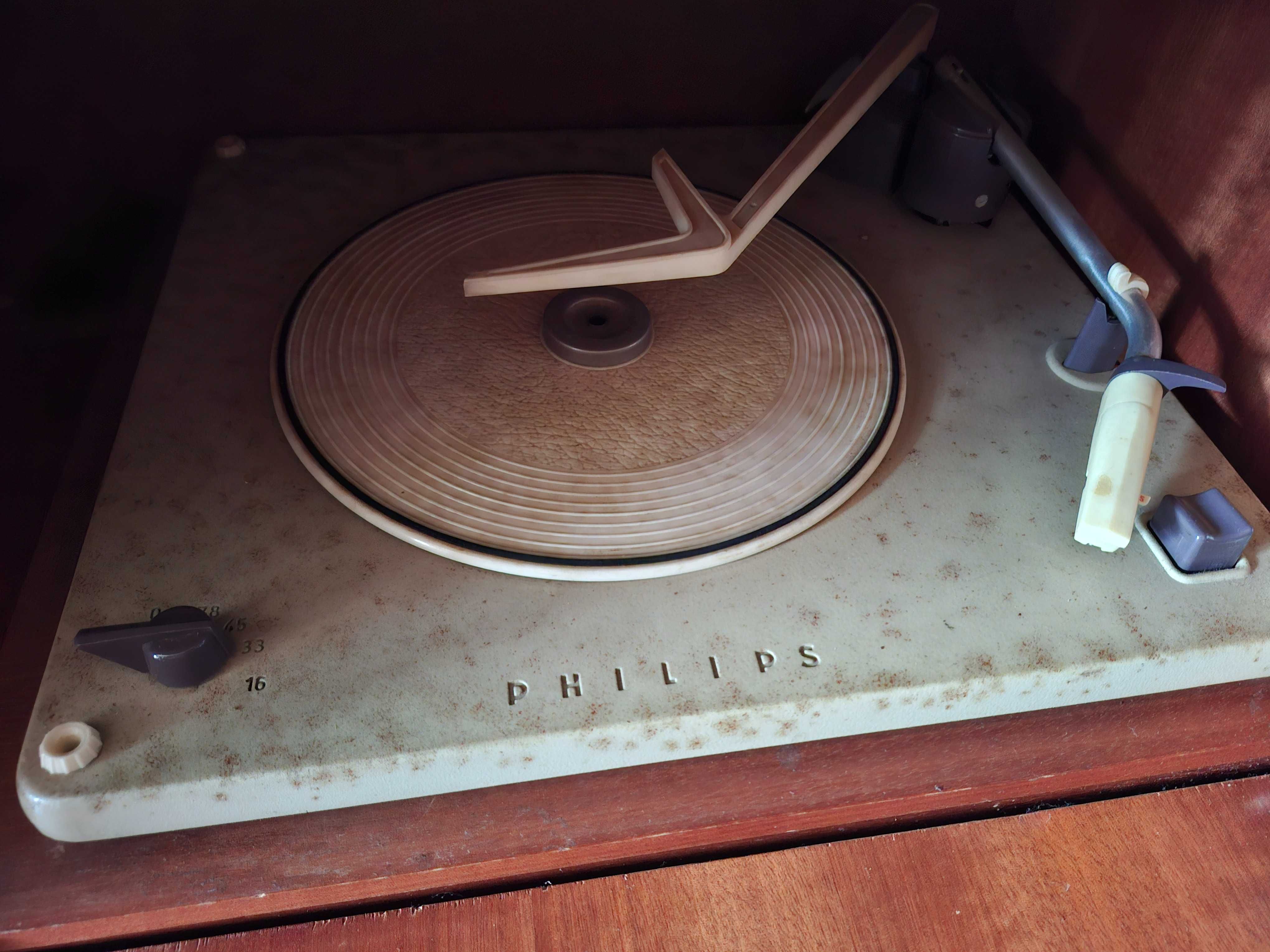 Rádio antigo com gira-discos