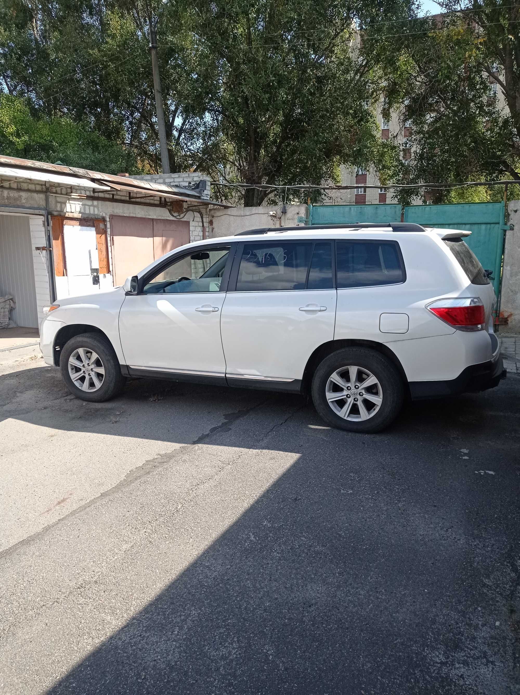 Продам или поменяю на недвижимость Toyota Highlander 2013