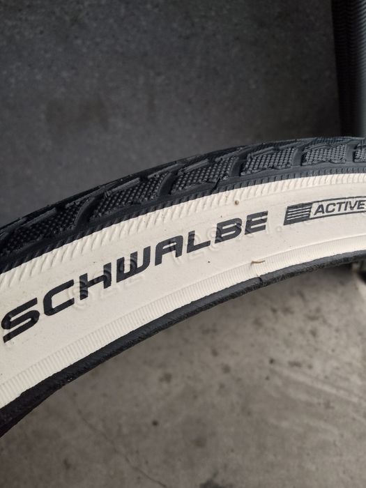Super opona rower. Schwalbe Active cruiser 28x1,6 (42x622) biały bok