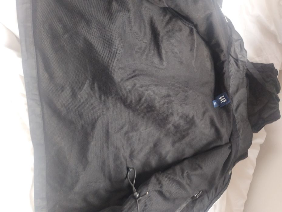 Kurtka Gap czarna uniwersalna lekka na wiosnę