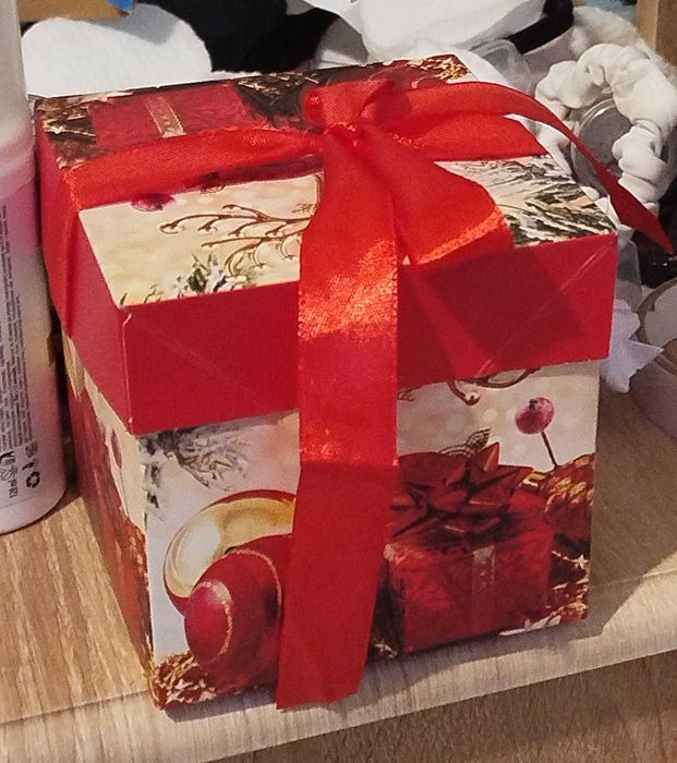 Новорічна коробка для подарунків