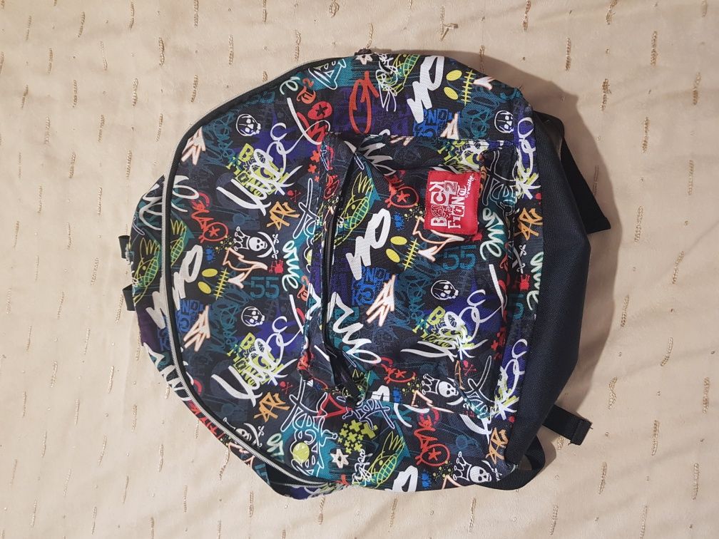 Mochila colorida para criança ou jovem. Nova