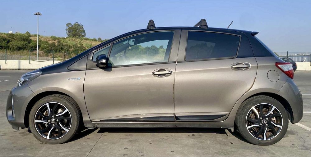 Toyota Yaris Hibrido Square Collection
