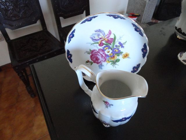 conjunto de loiça de decoração
