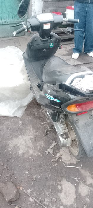 Продам скутер 50кубов на ходу только нужно злелаты тросик газа йестдок