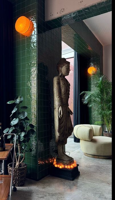 Estátua de Buda. Feita de madeira. Antigo.