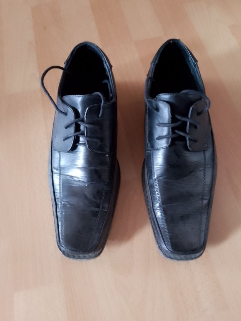 Buty do garnituru