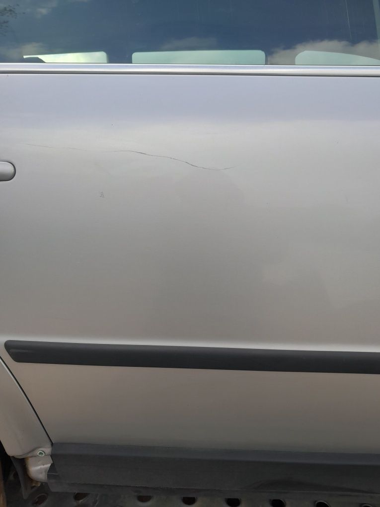 Drzwi prawy tył passat b5 fl kombi kod lakieru LA7W
