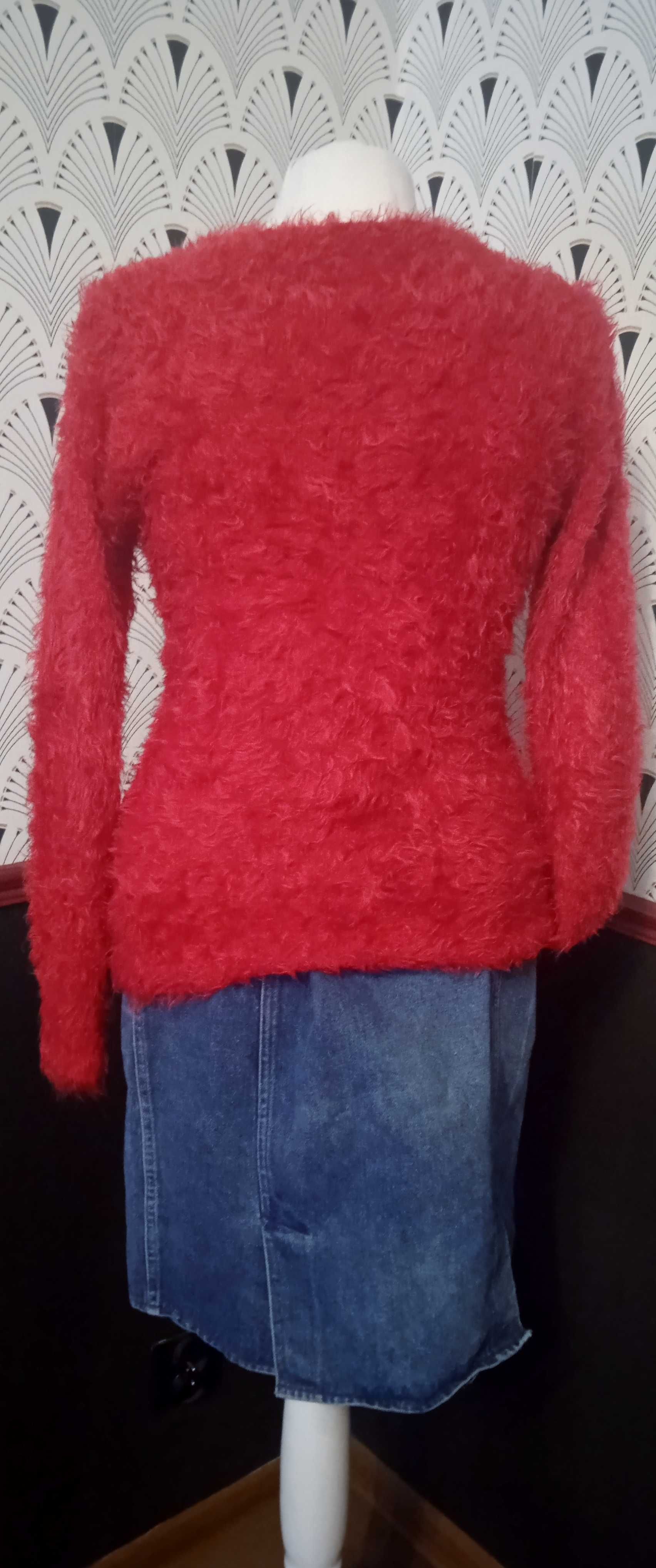 czerwony puszysty sweter