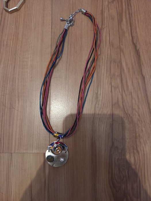 Wisiorek na sznureczkach