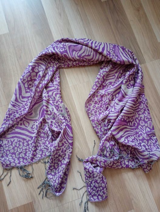 Fioletowy szal z frędzlami