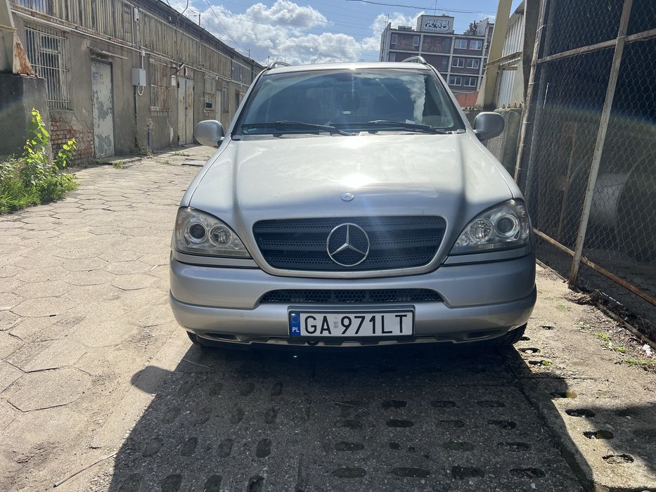 Mercedes Benz ML320. 7 osob. 3.5t hak. automat. Klima