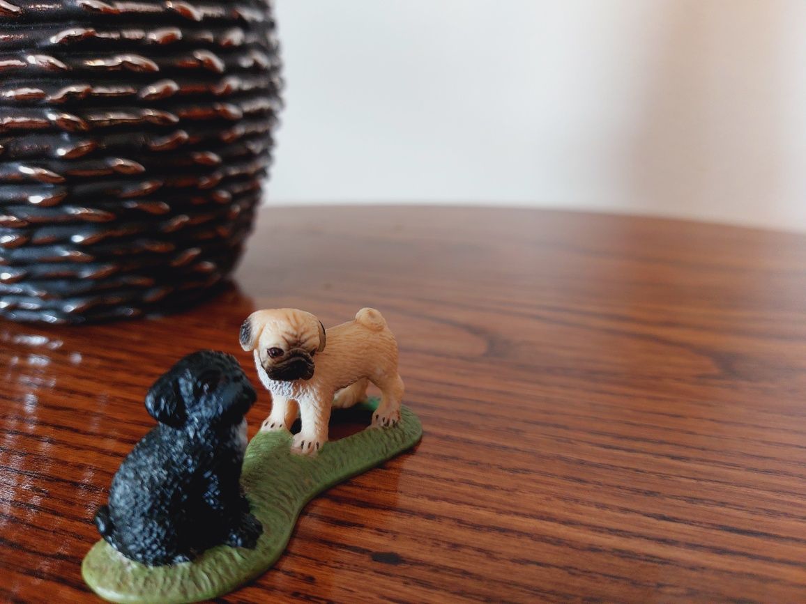 Mopsy schleich figurka.