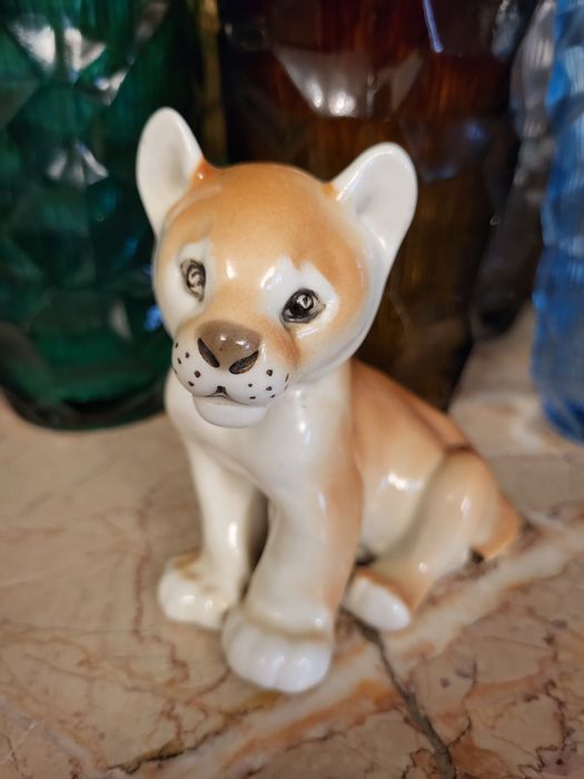 Porcelanowa figurka młodego lwa Łomonosow