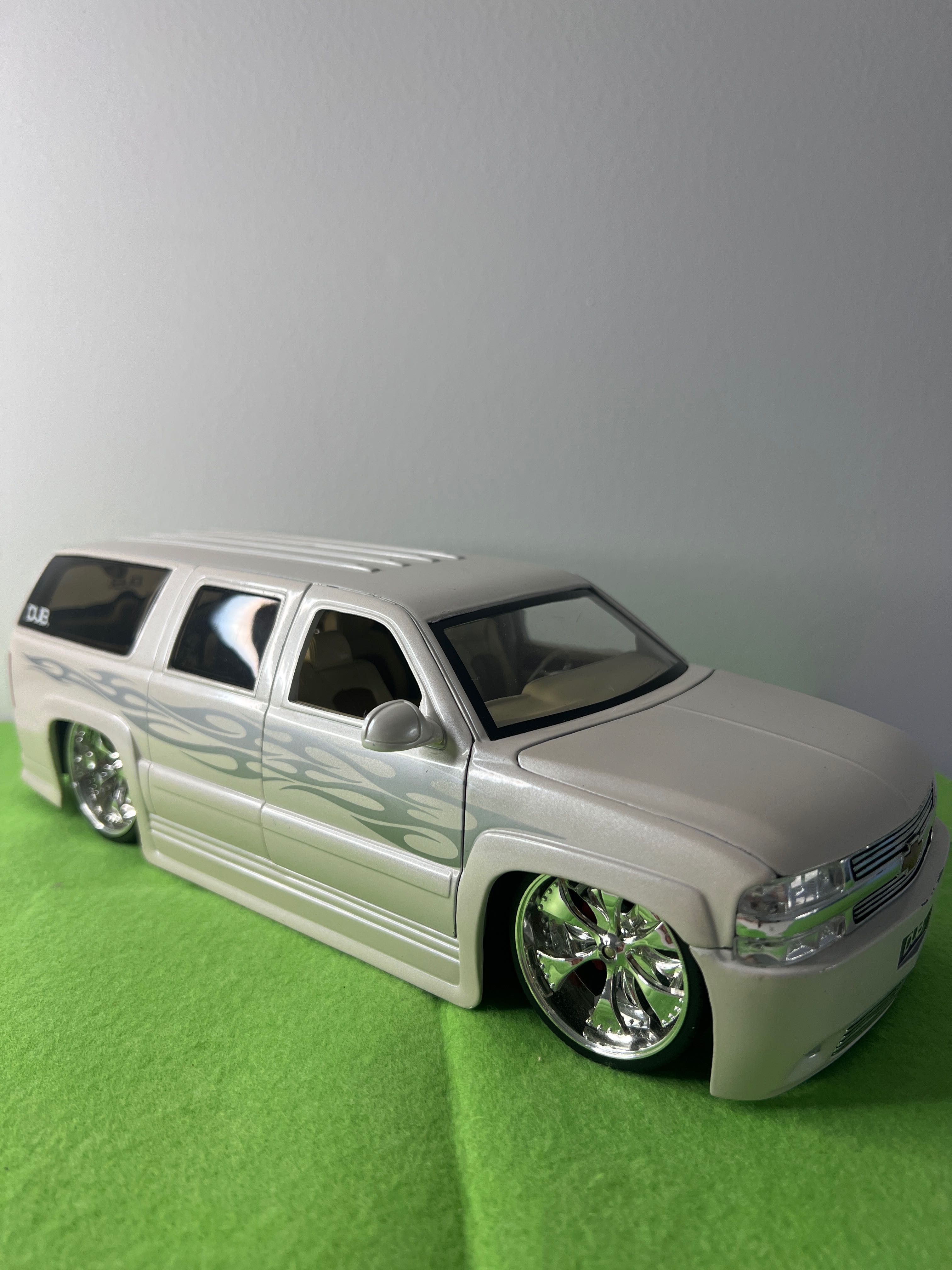 Chevrolet Suburban JadaToys 1:18 Branco – SUV DUB City Big Ballers