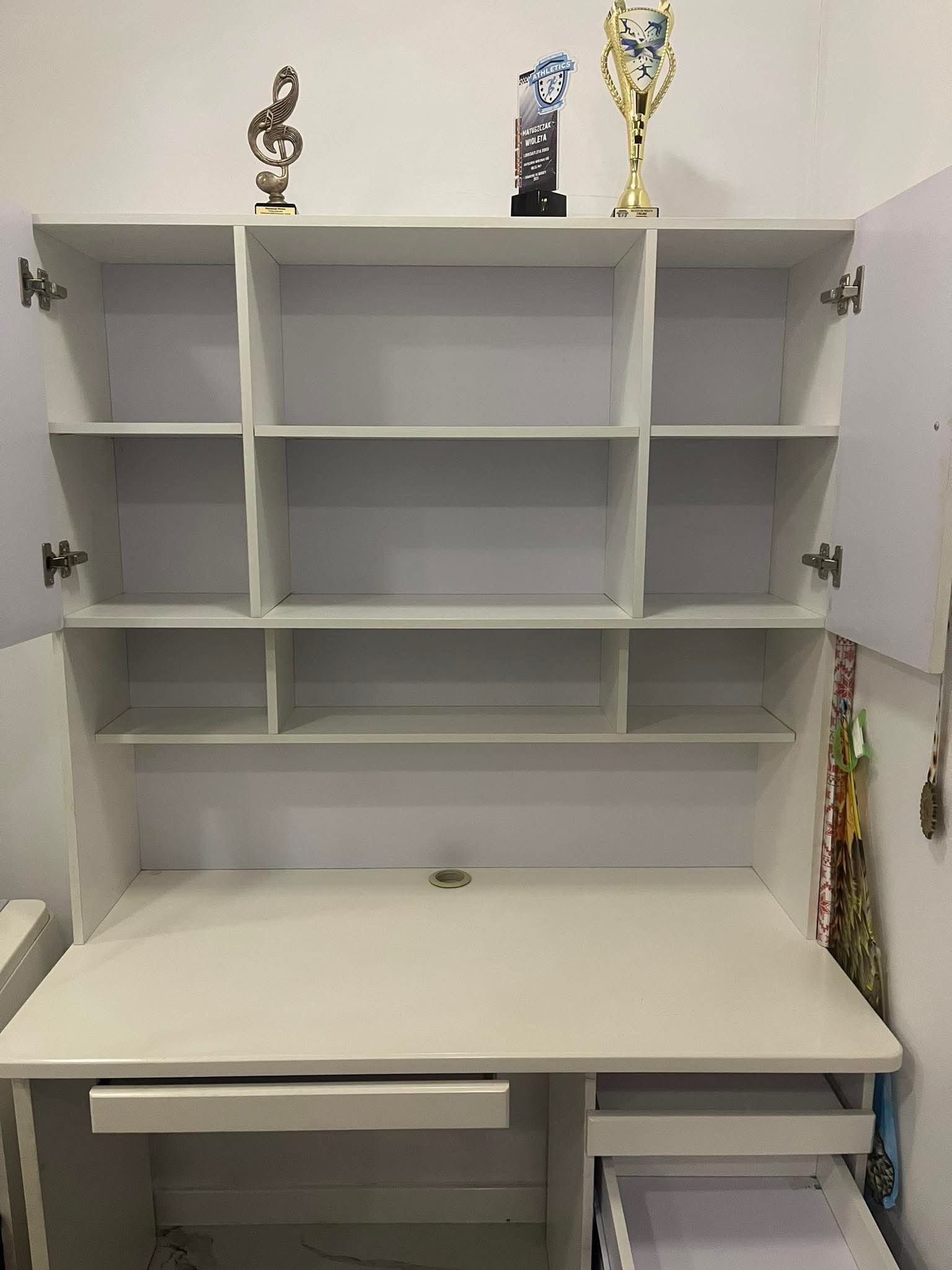Biurko/ białe z półkami