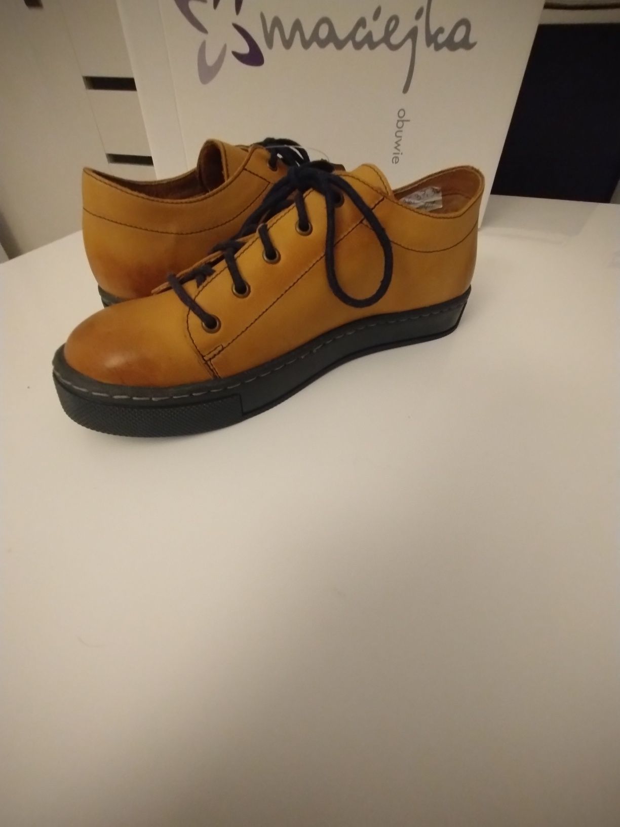 Musztarowe sneakersy skórzane z Maciejki
