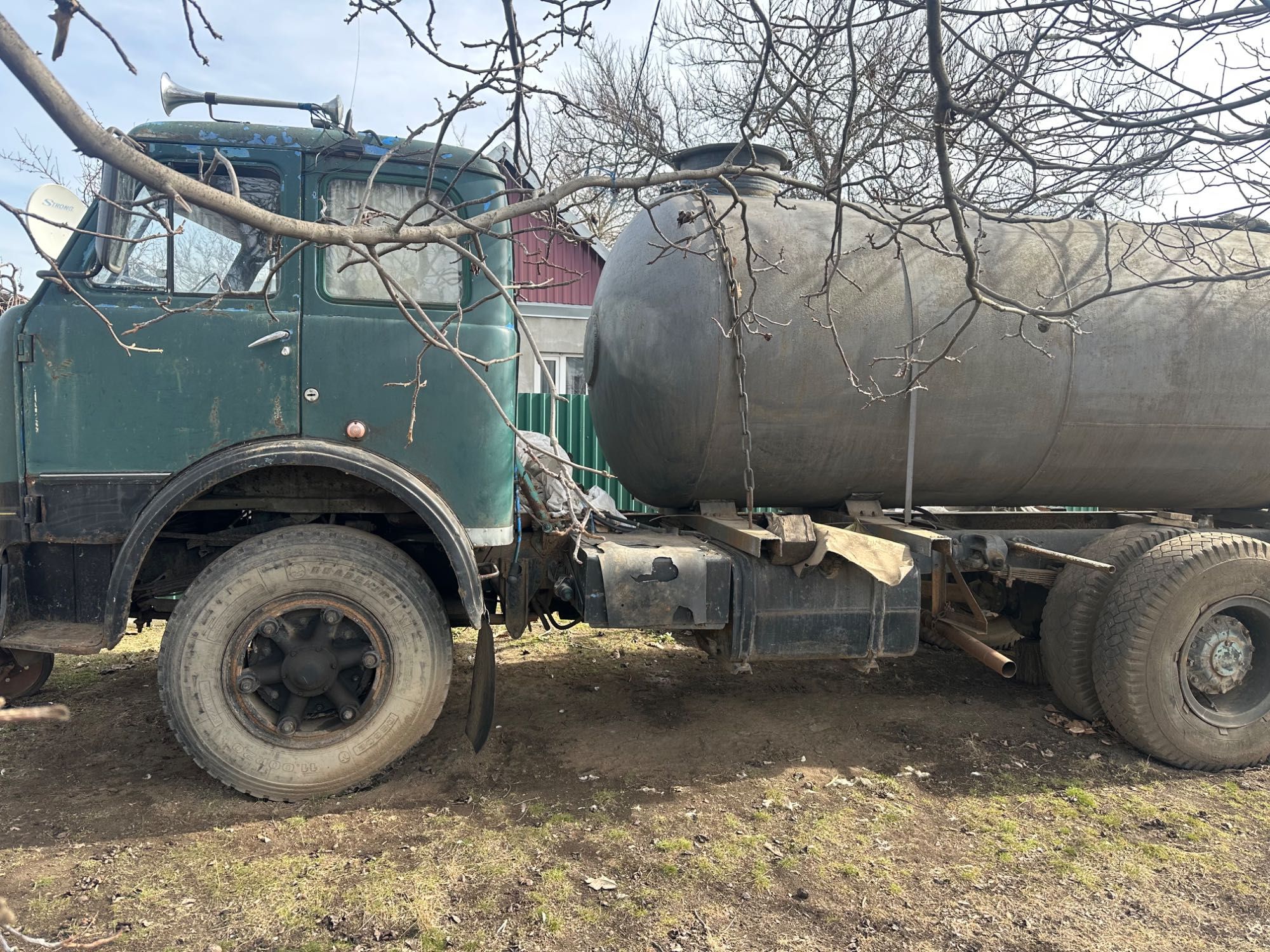 Продам бочку 8кубів на базі автомобіля МАЗ 500