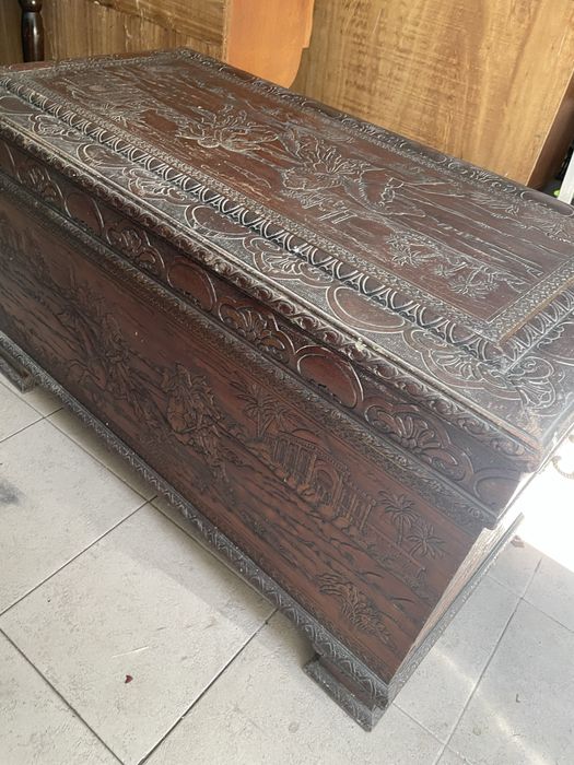 Bau em madeira antigo