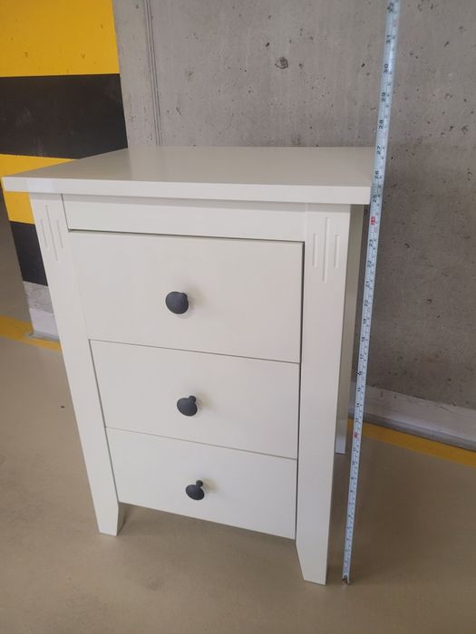 Biała szafka nocna