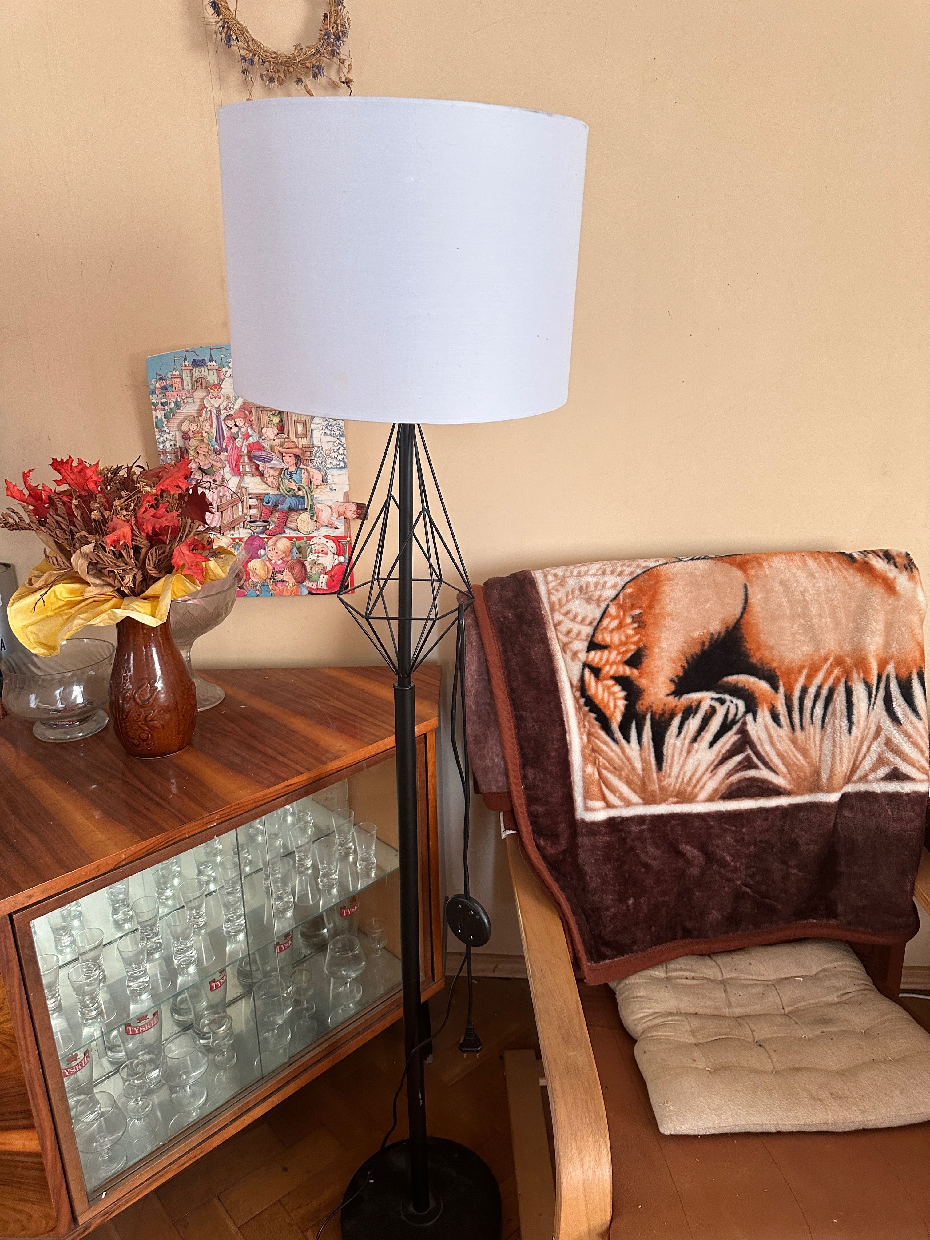Lampa stojąca czarna