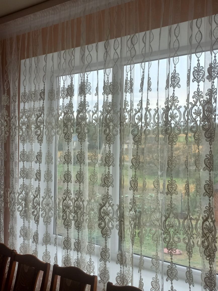 Продам тюль та лабрикени в хорошому стані.