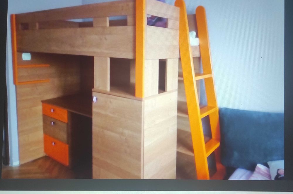 Drewniane łóżko piętrowe z biurkiem