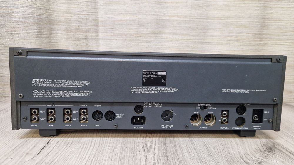 Попередній підсилювач з вбудованим  FM тюнером Revox- B739
