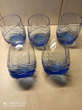 Niebieskie szklaneczki ze szlifowanym wzorem