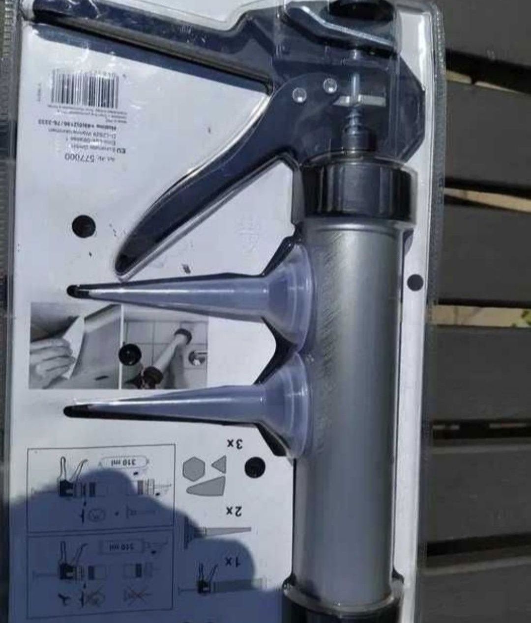 Pistolet do silikonu/kleju + kształtki do wygładzania.