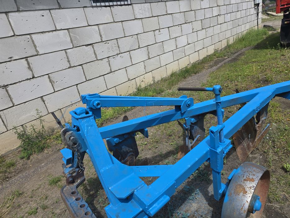 Плуг трьох корпусний 3 35