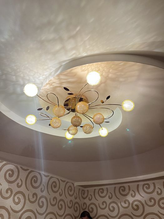 Стильна люстра для спальні чи зали