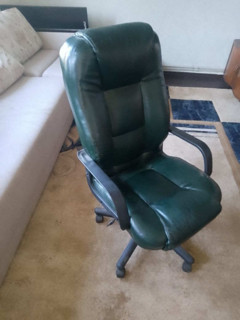 Офісне крісло зеленого кольору