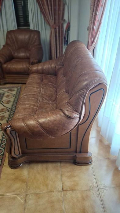 Sofas de couro e madeira maciça