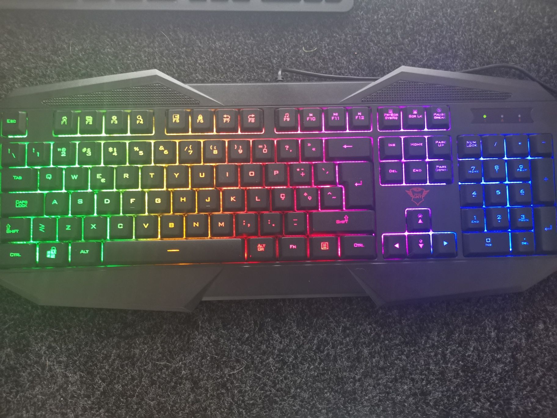 Teclado RGB Trust Avonn