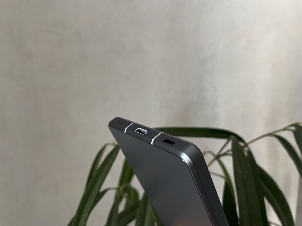 Ігровий смартфон Sharp AQUOS R8 - 2sim 8Gen2 6,4"240Гц IP68 NFC 50mp