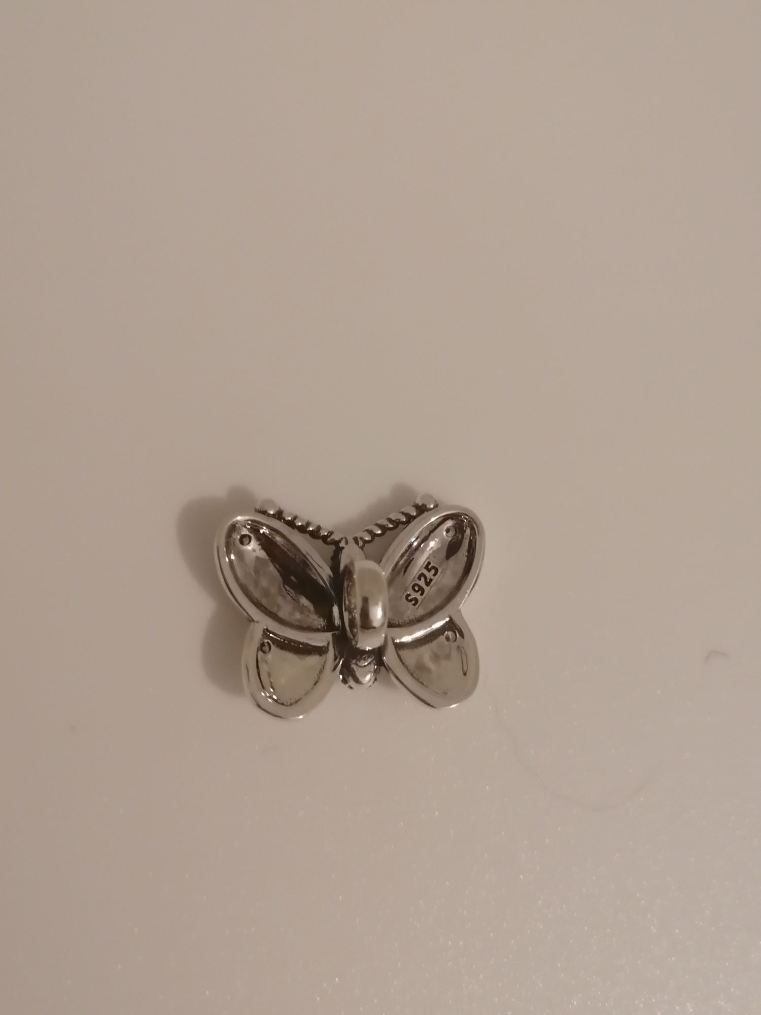 Peça de prata borboleta prateada
