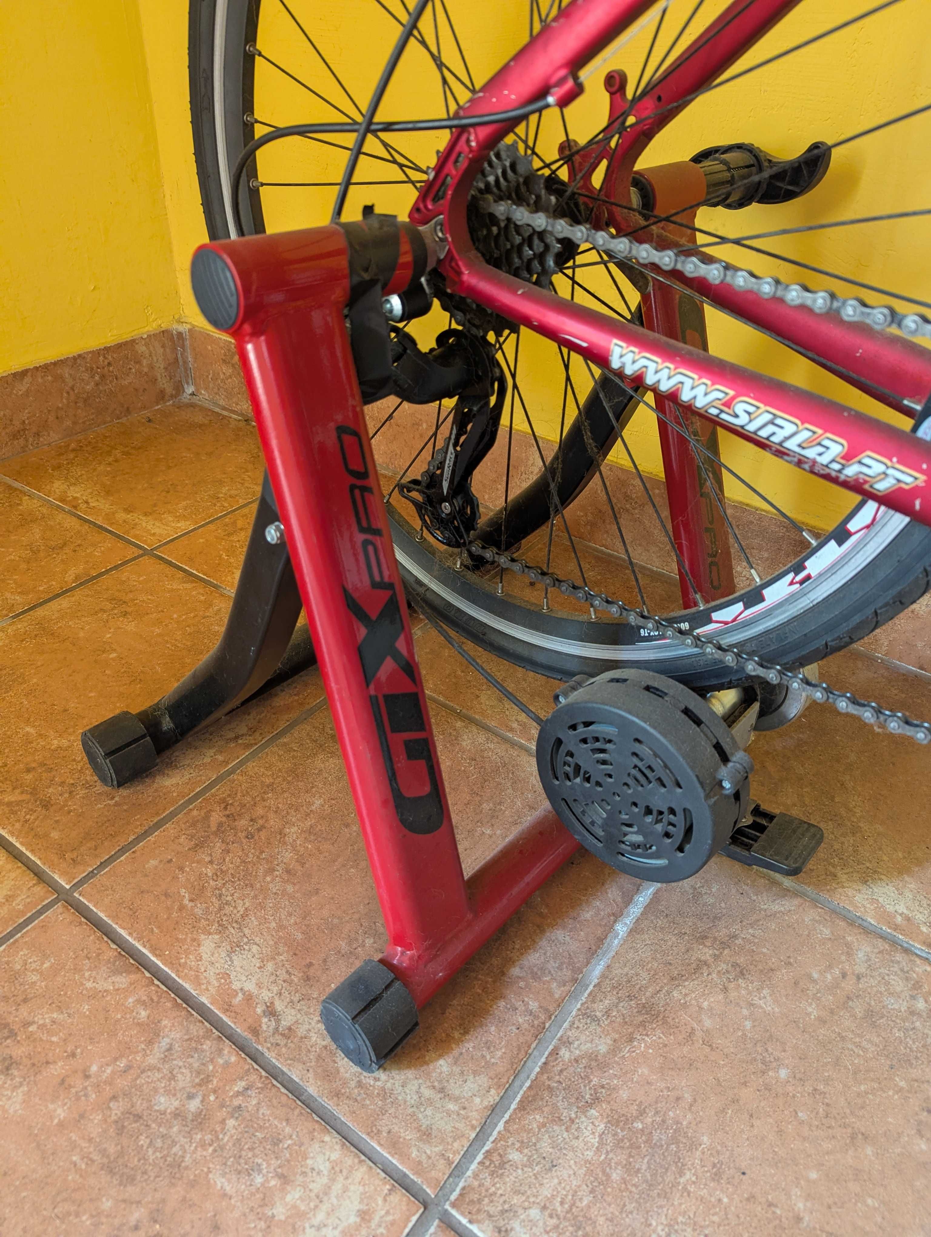 Bicicleta Upland com pneus de montanha e estrada